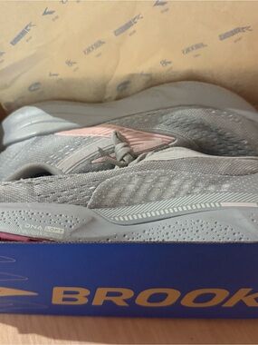 Brooks Women's Light Gray and Pink Breathable Running Shoes